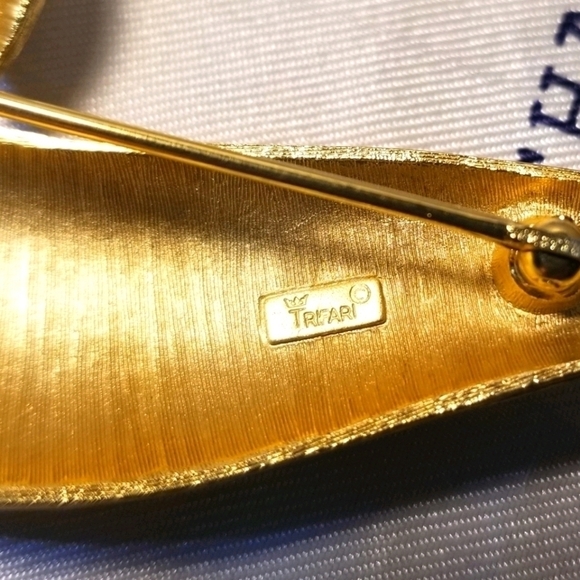 CROWN Trifari LARGE Vintage Brooch - Picture 6 of 6